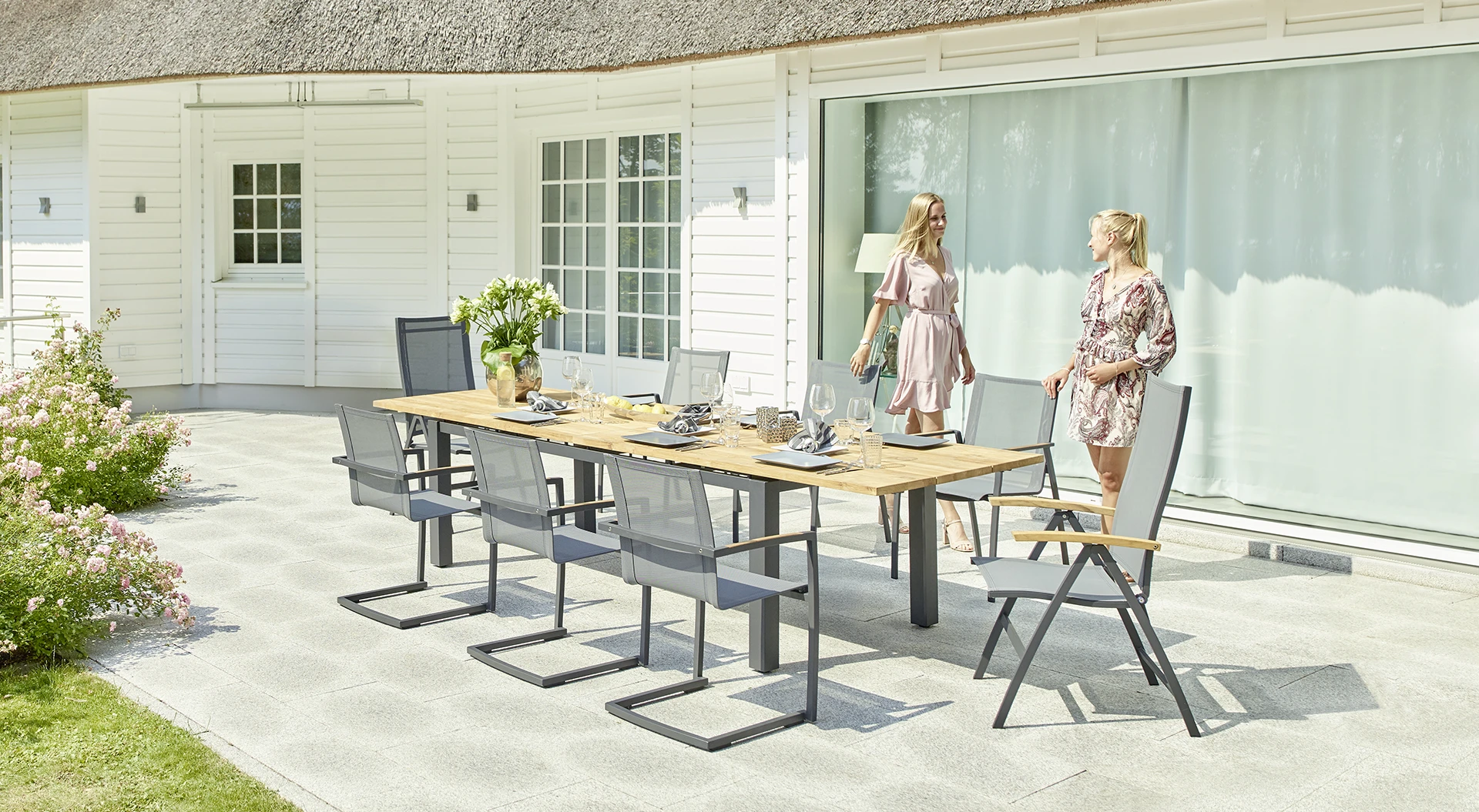 Gartenmöbel vor Reetdach