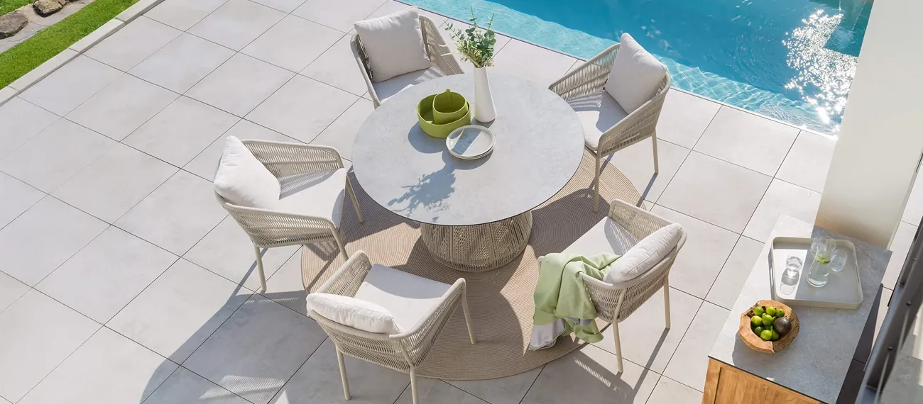 Gartenmöbel am Pool