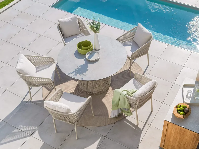Gartenmöbel am Pool